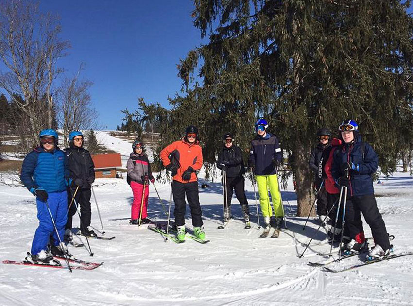Gruppe von Schülern mit Skier