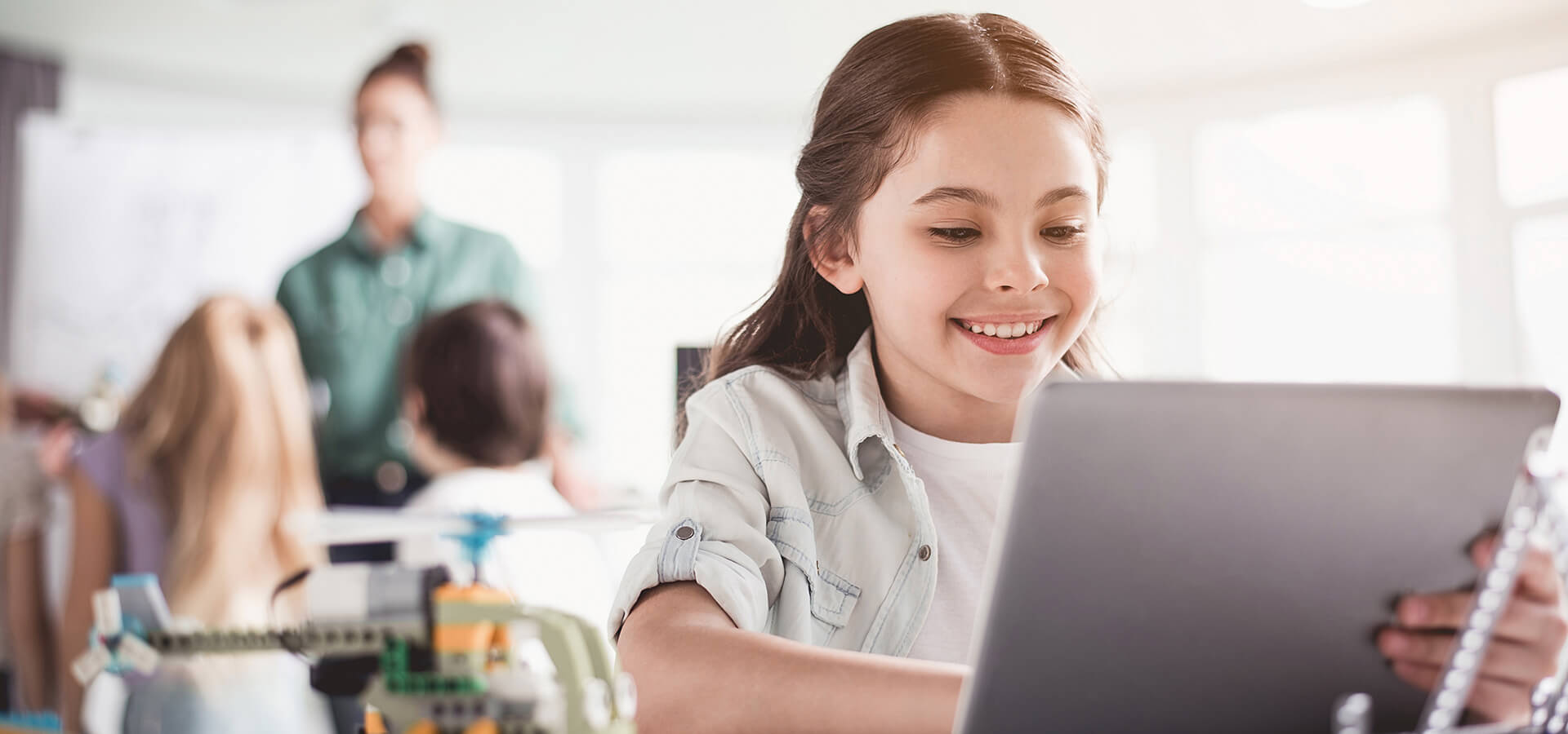 Mädchen das im Unterricht am Laptop arbeitet