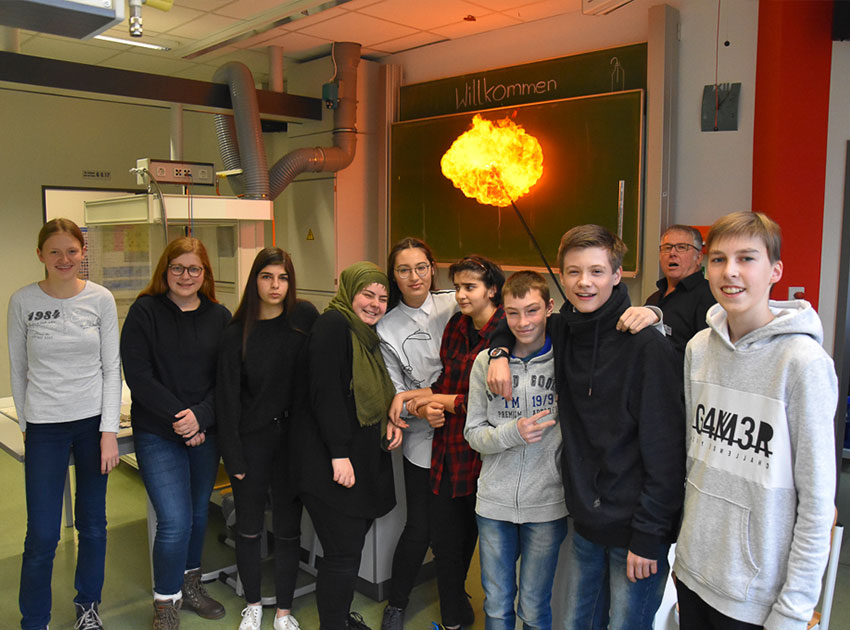 Gruppenfoto während eines Chemieexperiments