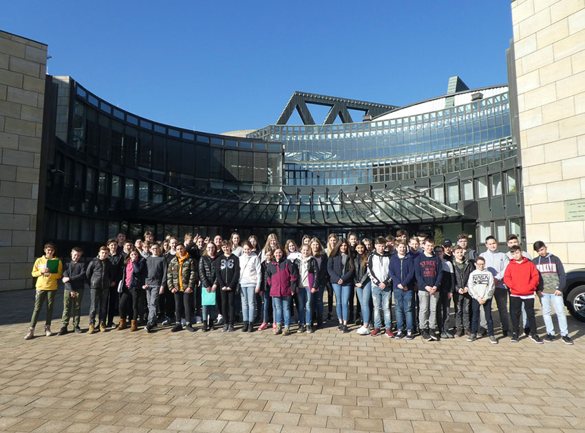 Gruppenfoto mit vielen Schülern