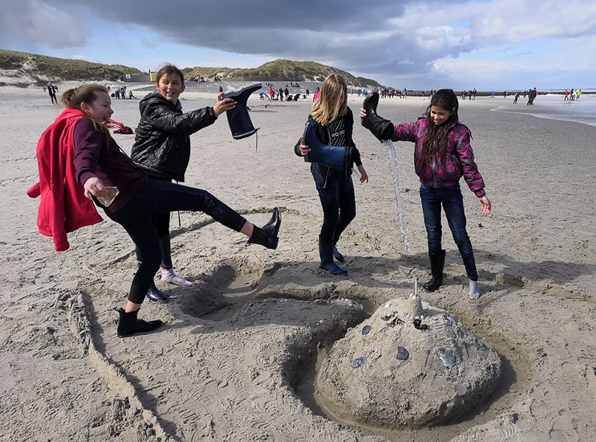 Vier Mädchen am Strand